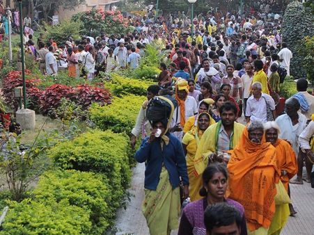 పర్వదినం: తిరుమలకు పోటెత్తిన భక్తులు (పిక్చర్స్)