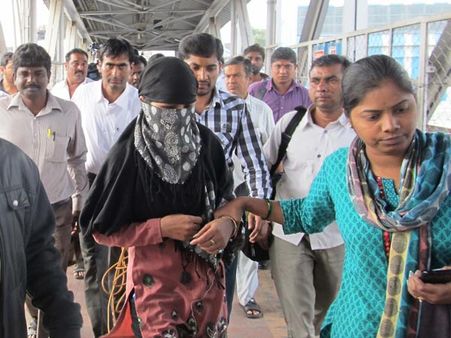 డ్యాన్సర్‌పై గ్యాంగ్ రేప్: నలుగురి అరెస్టు (ఫొటోలు)