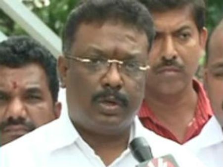 కేజ్రీవాల్‌తో పోలికేది, అదృష్టవశాత్తు ఐఎఎస్: జెపిపై శ్రవణ్