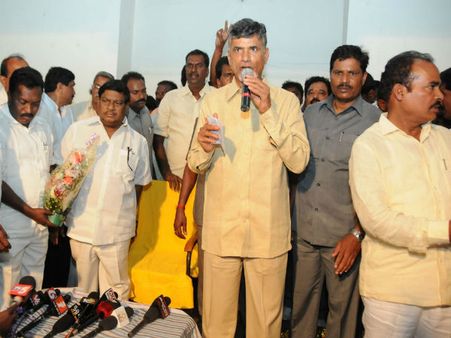 ఫాంహౌస్ కిటుకేమిటో చెప్పాలంటే..: కెసిఆర్‌పై బాబు