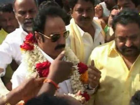  హరికృష్ణకు విరుగుడు: రాజ్యసభకు బాలయ్య?
