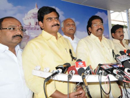 పిఆర్పీ కంటే తక్కువే: జగన్‌పై దేవినేని, గడువుపై జానా