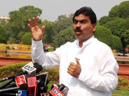 పాస్‌లు లేకుండానే లోనికి, లగడపాటి, హర్ష స్గోగన్స్