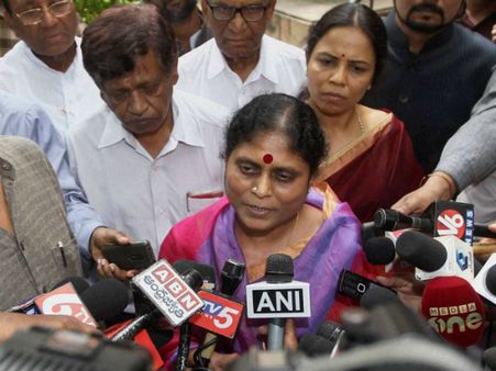 టీ బిల్లుపై చర్చ: విజయమ్మ నిరసన, జగన్ పార్టీ వాకౌట్