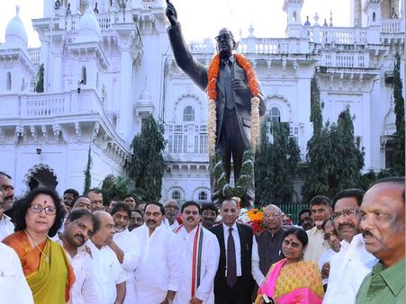 అసెంబ్లీలో అంబేద్కర్ విగ్రహం: రూపంపై తేడాలు