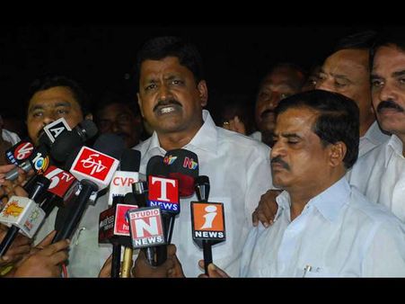 కెసిఆర్ ఎక్కడ, తన్ని తరిమారు: కెటిఆర్‌కు పయ్యావుల