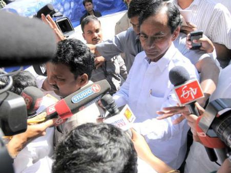 కెసిఆర్‌కు షాక్: కాంగ్రెస్‌లోకి ఎమ్మెల్యే, సీటు రిజర్వ్‌కోసం