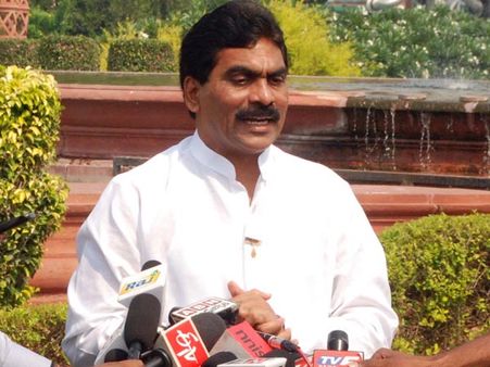 పారిపోయారు: అధిష్టానాన్ని కడిగిపారేసిన లగడపాటి