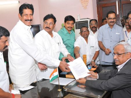 ఆదాల, చైతన్యరాజు పోటీ: 5గురు ఎమ్మెల్యేలు వెనక్కి