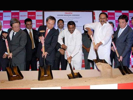 ఇసుజు వేదికగా టిపై కిరణ్, గీతారెడ్డి అసంతృప్తి, గైర్హాజరు