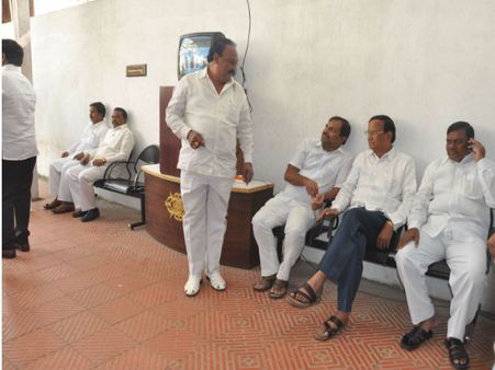 టిడిపి: సభలో సీమాంధ్ర, గన్‌పార్క్ వద్ద తెలంగాణ