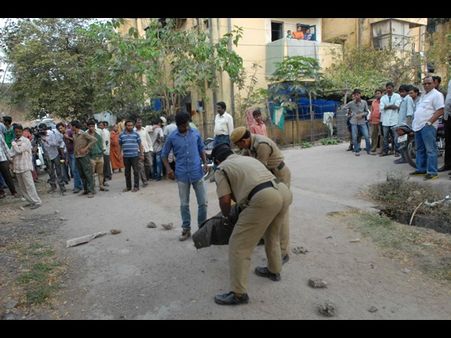 యువతిపై రేప్‌యత్నం: ప్రేమ వ్యవహారమా? (పిక్చర్స్)