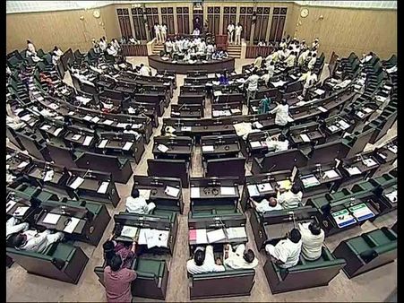 సభలో హరీష్ రావును పట్టేసుకున్న రామారావు