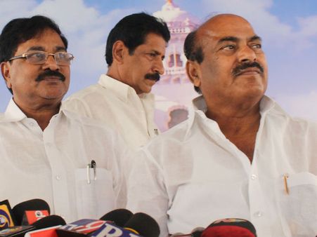 రాజ్యసభలో ట్విస్ట్: లాస్ట్ మినట్లో 'చేయి'చ్చిన ఆదాల