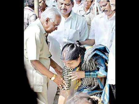 టి: ఆమోస్ కాళ్లపై పడ్డ నన్నపనేని, ఆశీర్వాదం