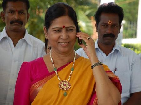 కలకలం: టిడిపి పోస్టర్‌లో మంత్రి గల్లా అరుణకుమారి