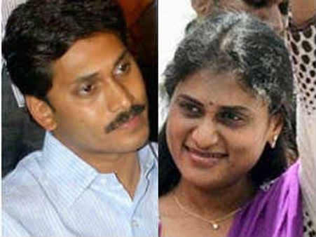 షర్మిల స్పీచ్, జగన్ నవ్వులు: లక్ష ఇచ్చిన లక్ష్మీపార్వతి