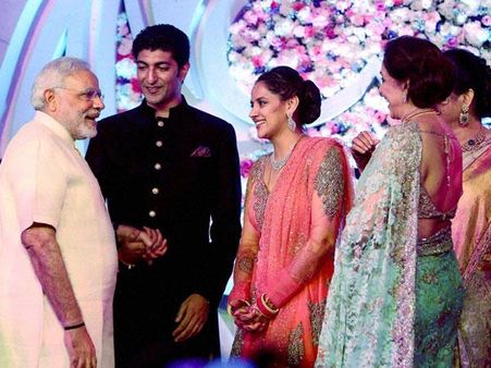 కొత్త జంట: హేమ కూతురికి మోడీ ఆశీస్సు (పిక్చర్స్)