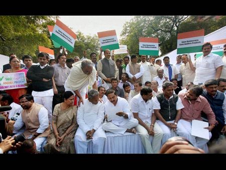 నీళ్లు ముట్టని కిరణ్, బొత్స:పోటీలో నెగ్గేదెవరోనని జగ్గారెడ్డి