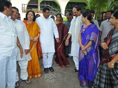 రాష్ట్రపతితో భేటీ సంతృప్తి: సురేష్ రెడ్డి, గీతారెడ్డి కంటతడి