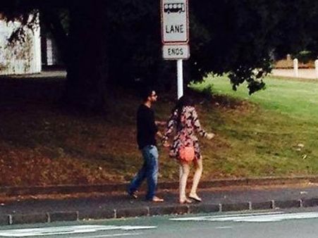 అక్లాండ్ రోడ్లపై కోహ్లీతో అనుష్క చెట్టాపట్టాల్ (ఫోటో)