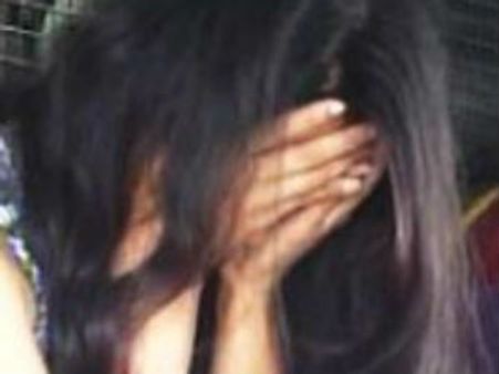 వ్యభిచార గృహంపై దాడి: చిక్కిన ముంబై మోడల్