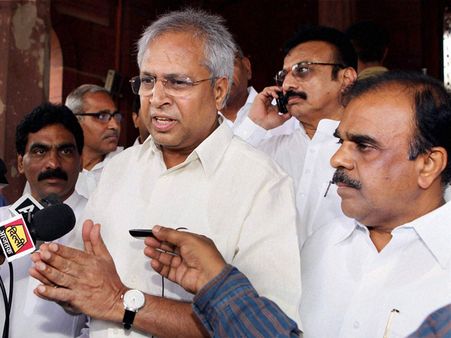 రాష్ట్రాన్ని విభజించాలని సోనియాకు చెప్పా : ఉండవల్లి