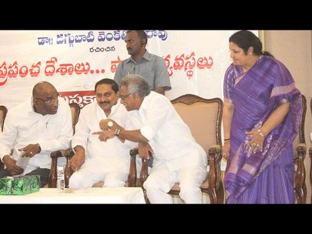 విశాఖపై పురంధేశ్వరి ఘాటు లేఖ: దగ్గుబాటి ఆగ్రహమే..