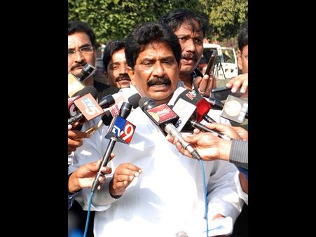 టి కోసం ఏమైనా, అంతా సోనియానే: సబ్బం నిప్పులు