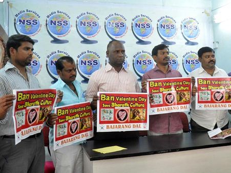 ఫిబ్రవరి 14న తిరగొద్దు: లవర్స్‌కు బజరంగ్‌దళ్ వార్నింగ్