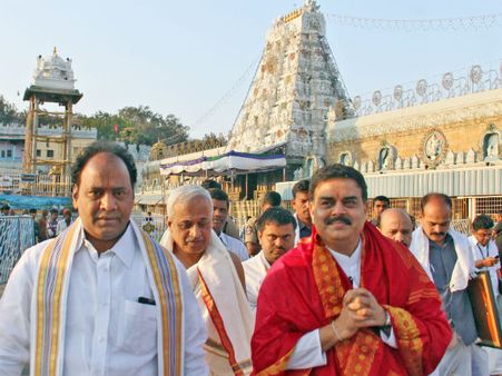 శ్రీవారిని దర్శించుకున్న సిమ్రాన్, నాదెండ్ల మనోహర్