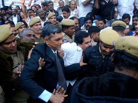 బతుకమ్మ ఆడారు.. జెపి కాలర్ పట్టారు (పిక్చర్స్)