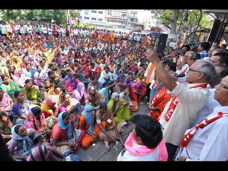 రాఘవులు కరచాలనం: ఎత్తేసిన పోలీసులు (ఫొటోలు)