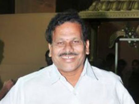 ఉండవల్లిపై కాంగ్రెసు వేటు: ఎమ్మెల్యే రౌతు రాజీనామా