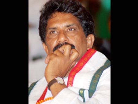 సభలో ఆత్మాహుతి, మరో ఇద్దరు: సబ్బం, వెంకయ్య ఫైర్