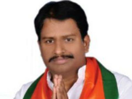 వెంకయ్యపై వ్యాఖ్యలు: వెనక్కి తగ్గిన ఎమ్మెల్యే యెన్నం