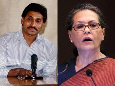 తోసుకున్నఎంపీలు: సోనియా ఎదుటే..: జతకల్సిన జగన్