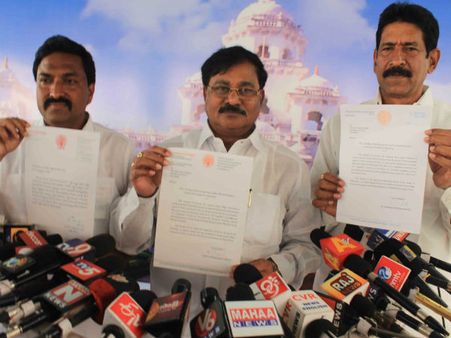 కాంగ్రెస్‌కు ముగ్గురు ఎమ్మెల్యేల రిజైన్: 17తర్వాత కిరణ్!