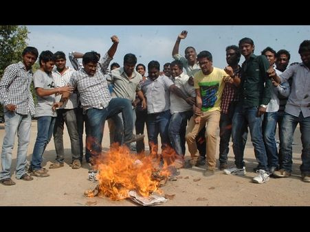టి ఆగ్రహం: లగడపాటి దిష్టిబొమ్మ దహనం(పిక్చర్స్)