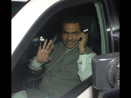 జోరు: ఆంధ్రా భగత్‌సింగ్ లగడపాటి, డిఫెన్స్‌లో పడేశారా