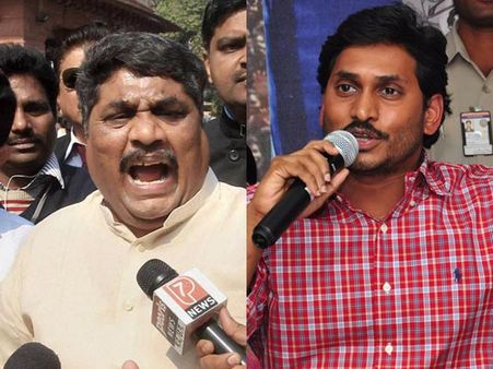 కాంగ్రెస్ ఆఫీస్‌పై జగన్ పార్టీ దాడి, మోదుగులపై ఫ్లెక్సీలు