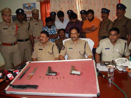 హైవే కిల్లర్ మున్నా ముఠా సభ్యుల అరెస్ట్ (ఫొటోలు)