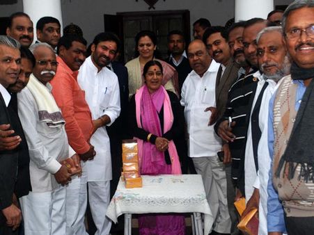 టీపై బిజెపి ఫిక్స్: సుష్మాపై ఒత్తిడి (పిక్చర్స్)