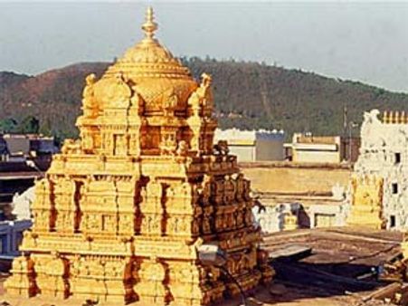 మహిళా భక్తులపై సైకో దాడి: ముగ్గురి పరిస్థితి విషమం