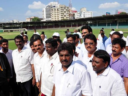 ఎపిఎన్జీవో సభలో విషాదం: ఒకరి మృతి, ఆద్వానీతో చిరు