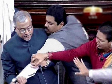 సిఎం హంగామా, అడ్డుకున్న సుధారాణి: అలాగే కెవిపి