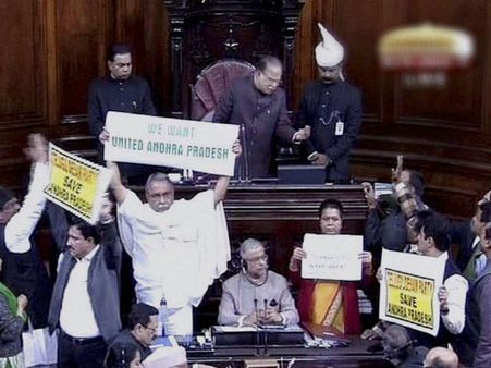 టిపై జవదేకర్: షో అని శీలం ఫైర్, నిల్చొని చిరు నిరసన