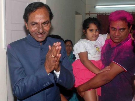 సోనియాకు నో: కెసిఆర్ హ్యాపీ, కిషన్ విత్ డ్రా (పిక్చర్స్)