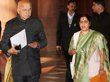 తేదీ ఖరారుపై: టిపై షిండే, అన్యాయం నిజమే: సుష్మా