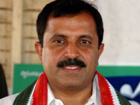 బాబుపై యాష్కీ నిప్పులు: కిరణ్ ఫోటో తీసేసి.. ఆజాద్‌ది